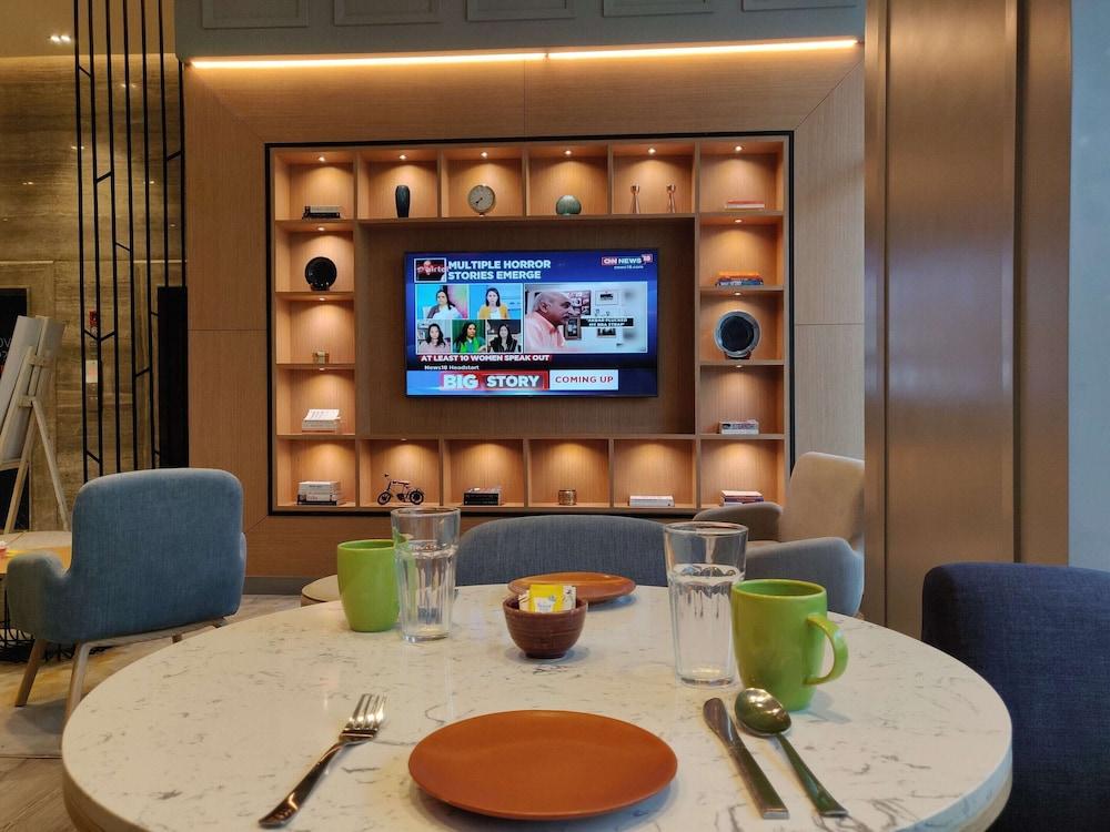 Holiday Inn Express Gurugram Sector 50 By Ihg Gurgaon Esterno foto