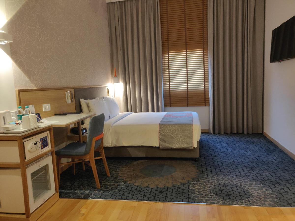 Holiday Inn Express Gurugram Sector 50 By Ihg Gurgaon Esterno foto