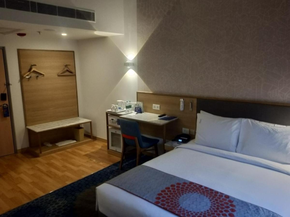 Holiday Inn Express Gurugram Sector 50 By Ihg Gurgaon Esterno foto