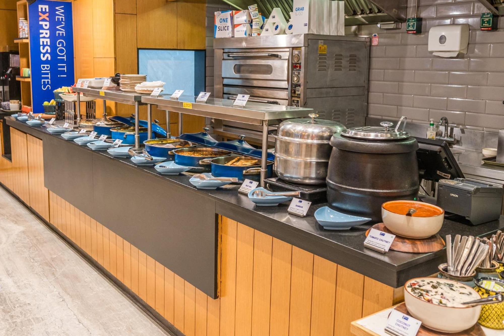 Holiday Inn Express Gurugram Sector 50 By Ihg Gurgaon Esterno foto