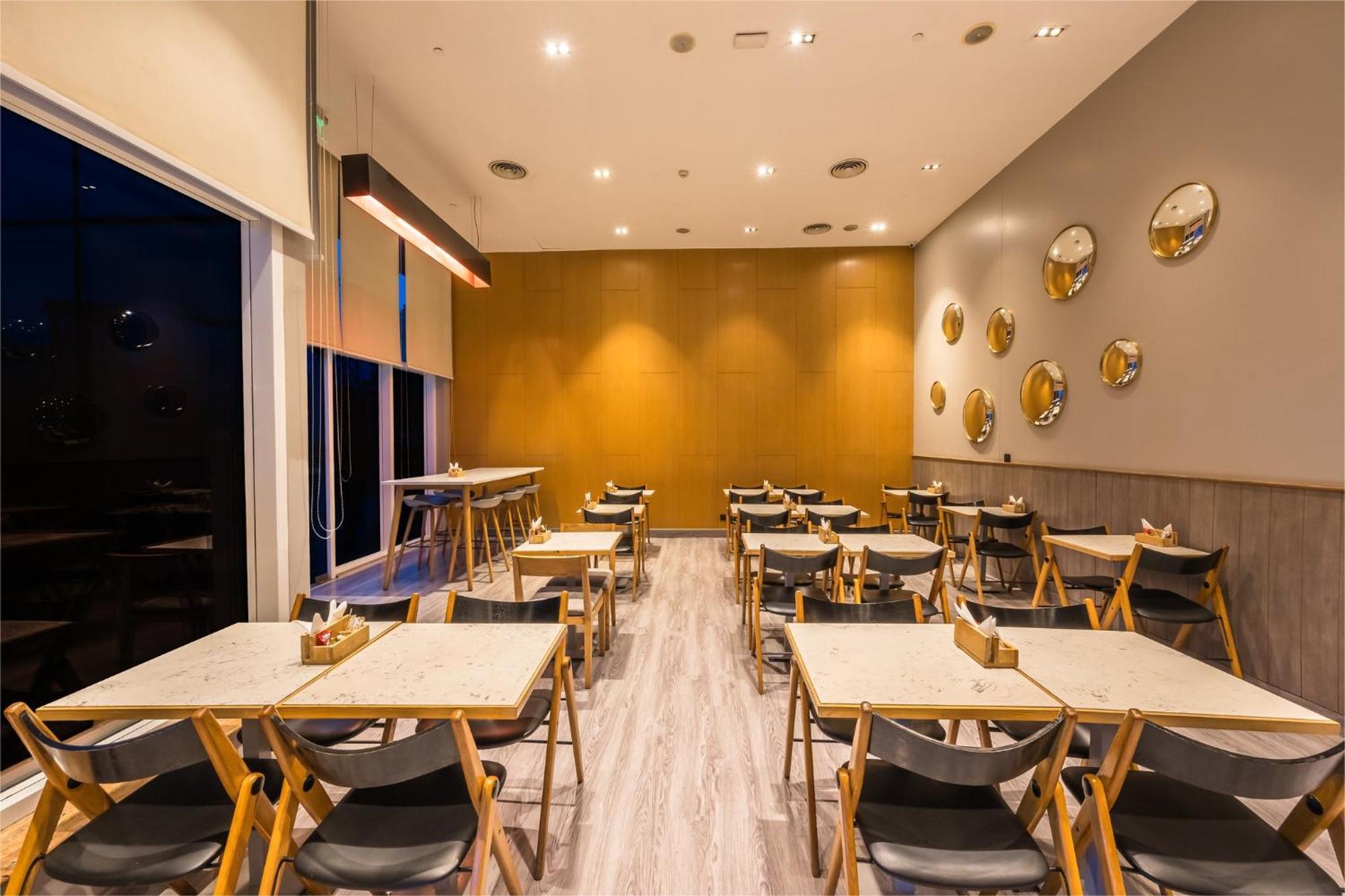 Holiday Inn Express Gurugram Sector 50 By Ihg Gurgaon Esterno foto