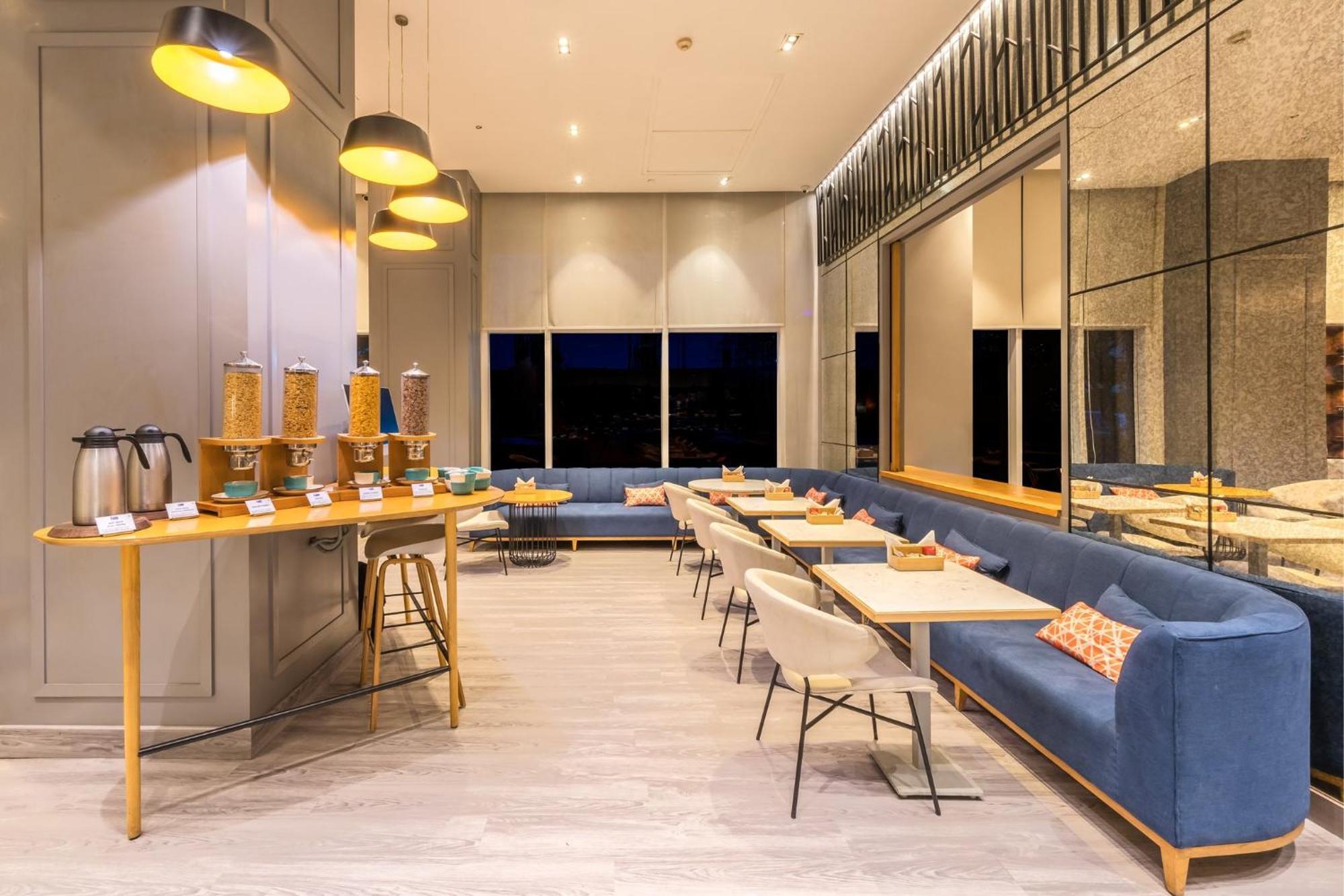 Holiday Inn Express Gurugram Sector 50 By Ihg Gurgaon Esterno foto