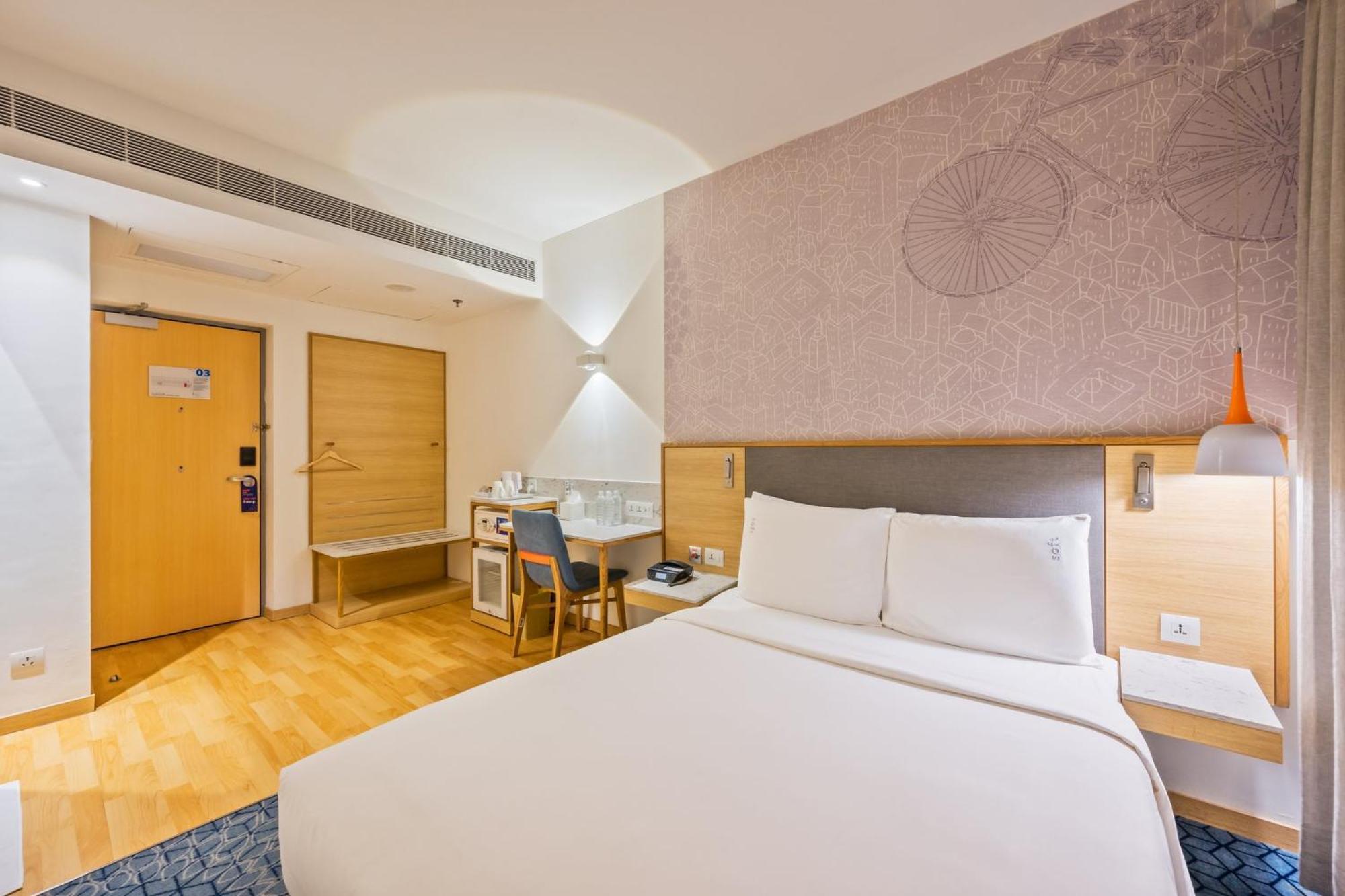 Holiday Inn Express Gurugram Sector 50 By Ihg Gurgaon Esterno foto