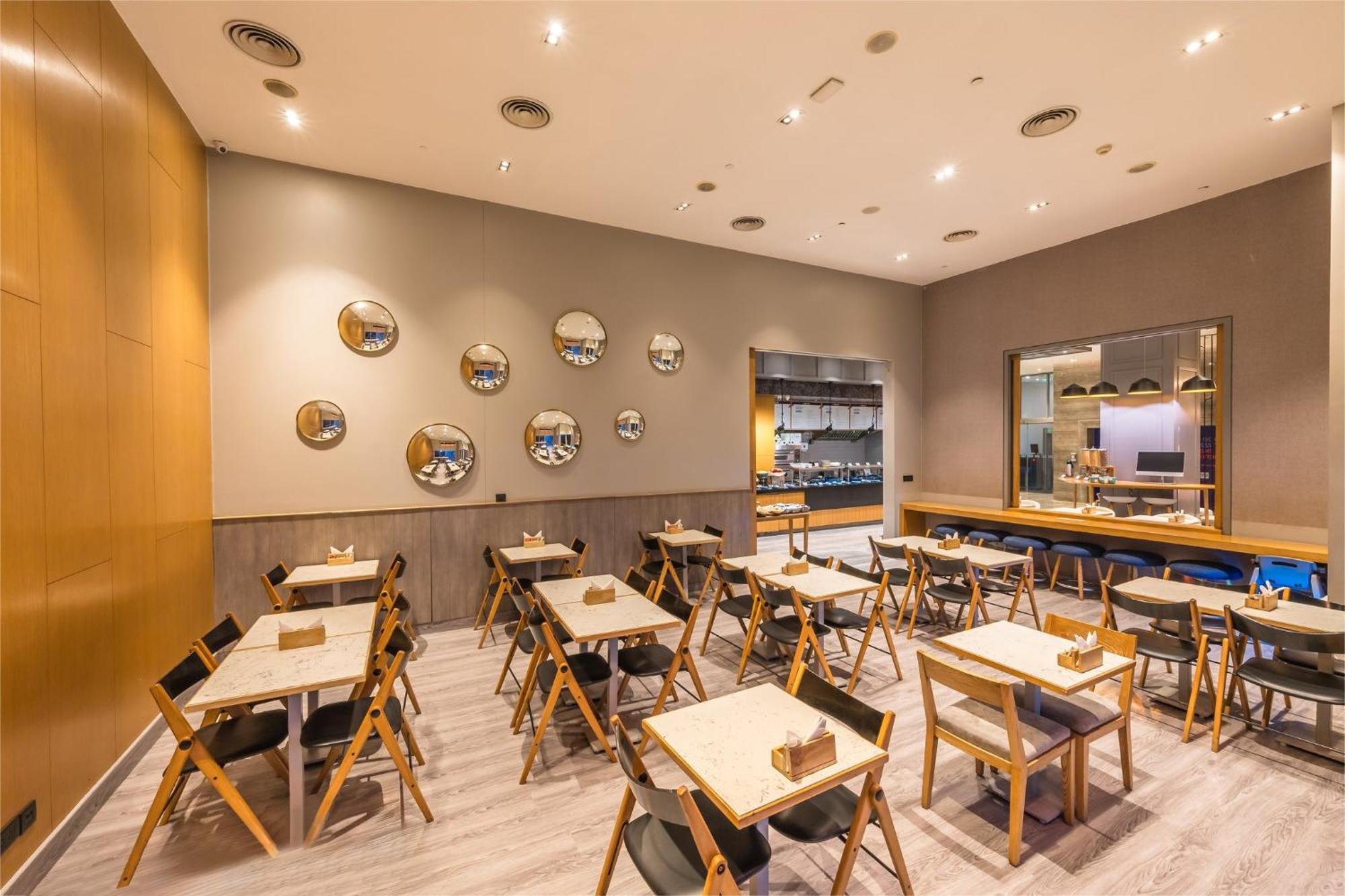 Holiday Inn Express Gurugram Sector 50 By Ihg Gurgaon Esterno foto